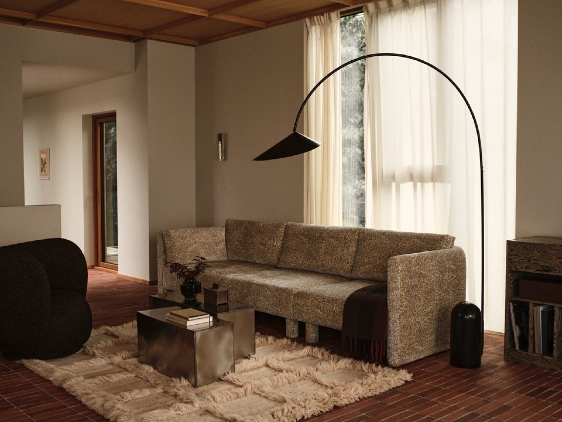 Ferm Living Dase-sofa med Ferra-sofaborde og Arum-gulvlampe