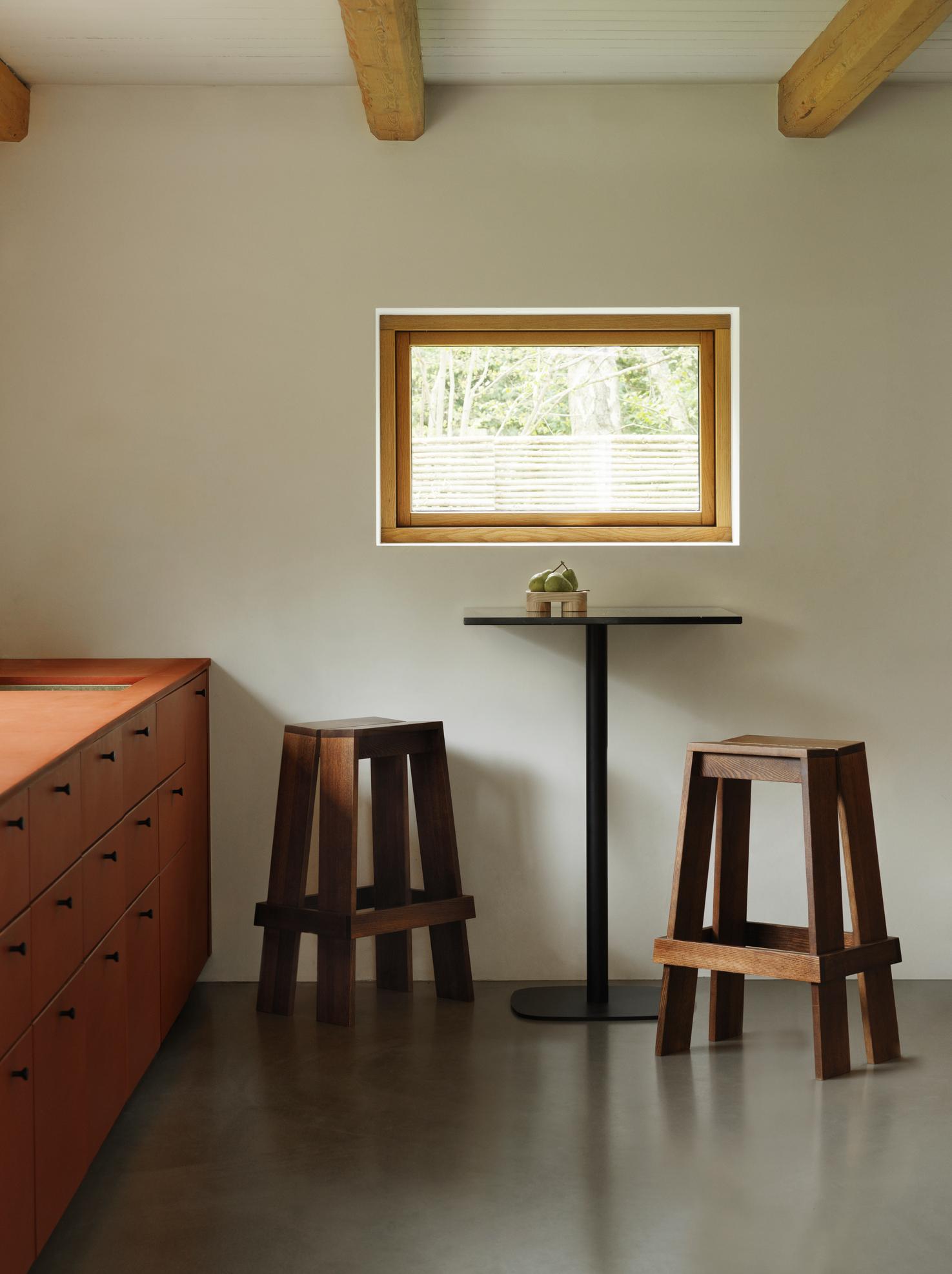 Let barstole og Form cafébord fra Normann Copenhagen