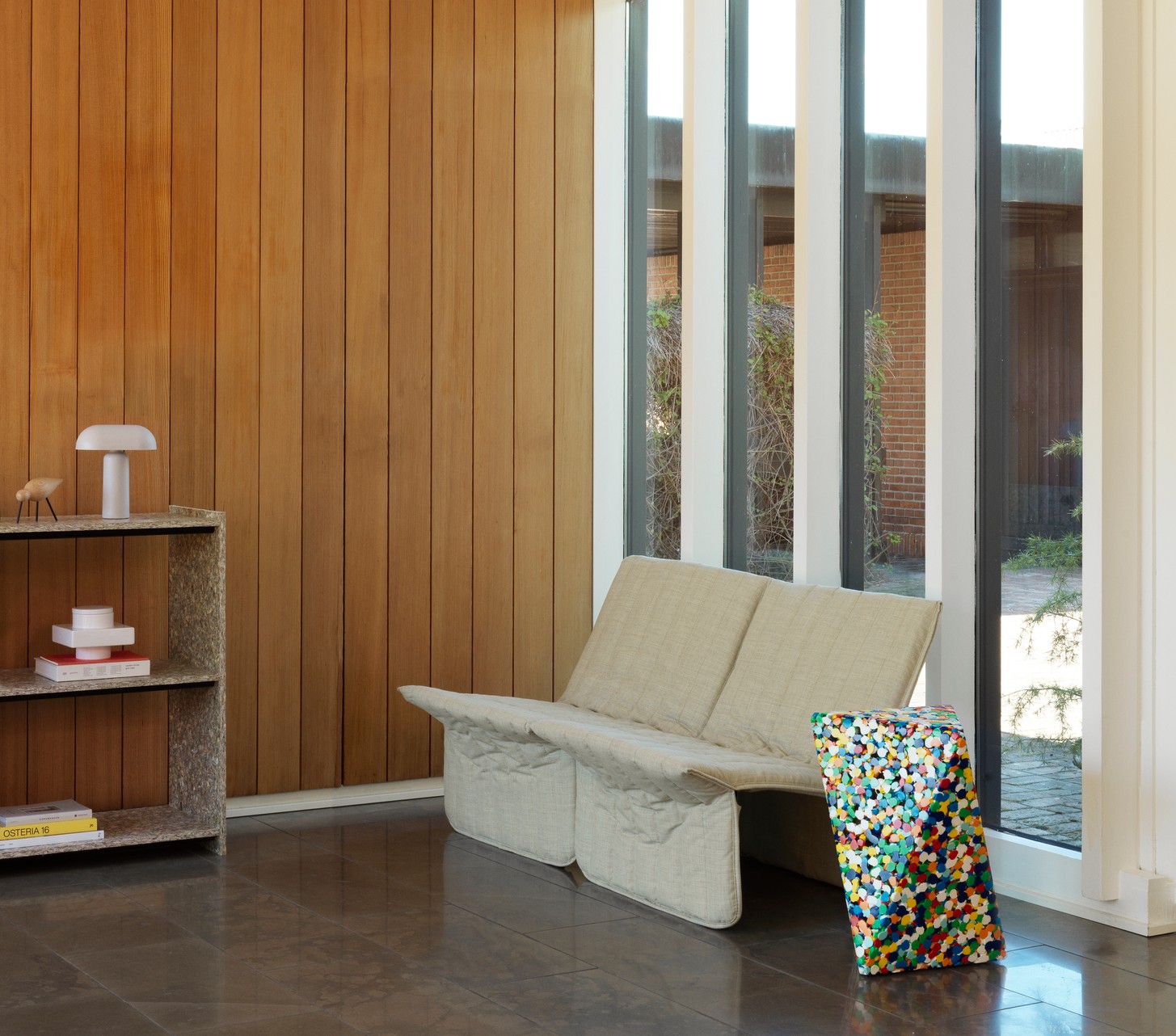 Limit loungestol og Proust sidebord fra Normann Copenhagen